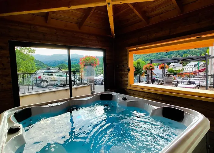 Отель Logis Hotel Restaurant Spa Le Beau Site Шамбон-сюр-Лак