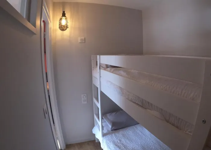 Отель Logis Hotel Restaurant Spa Le Beau Site