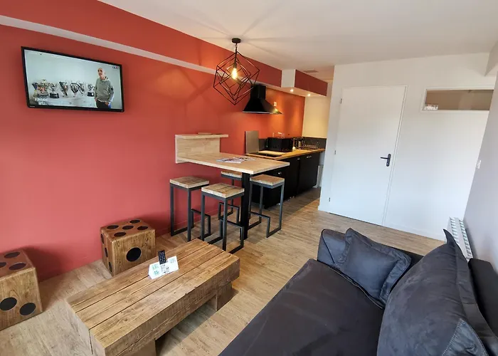 Отель Logis Hotel Restaurant Spa Le Beau Site 2*