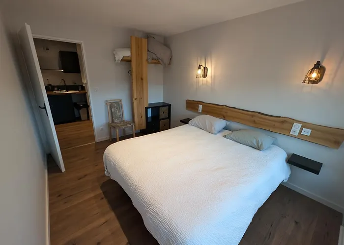 Logis Hotel Restaurant Spa Le Beau Site Отель Шамбон-сюр-Лак