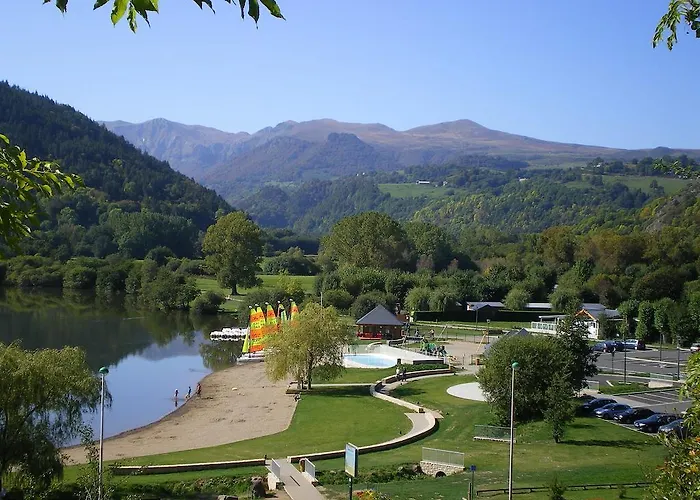 Отель Logis Hotel Restaurant Spa Le Beau Site Шамбон-сюр-Лак